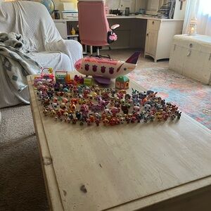 Littlest Pet Shop Colorful Airplane with Diverse Mini Figures